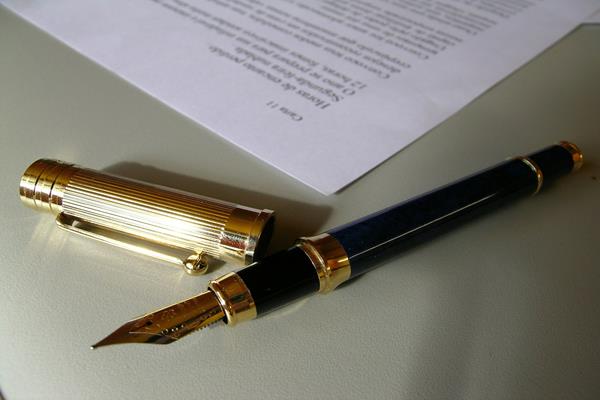 Umowa w kancelarii notarialnej – kiedy należy udać się do notariusza?