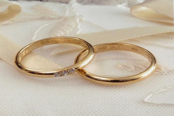 Trwałe obrączki ślubne – jak wybrać biżuterię, która posłuży na lata?