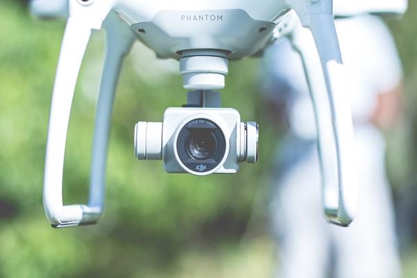 Jak wykorzystać drona w tworzeniu filmów?